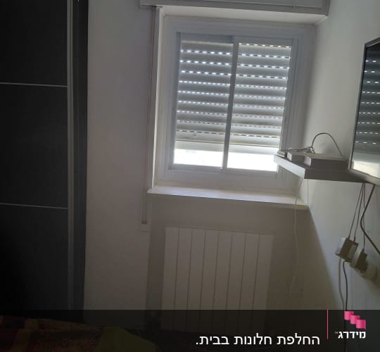 חלון הזזה מאלומיניום עם תריס מותקן בחדר שינה
